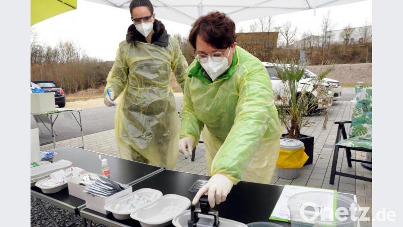 Keine Anmeldung nötig, viele Parkplätze, gute Straßenanbindung: Bis zu 150 Kunden lassen sich täglich in der Sulzbach-Rosenberger Krötensee-Apotheke auf das Coronavirus testen. Im Bild bereitet Apothekerin Katharina Holtschulte mit einer Mitarbeiterin ihr Corona-Testzentrum für den täglichen Ansturm vor. Bild: Stephan Huber