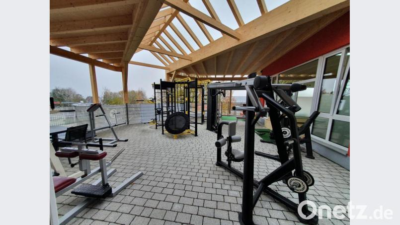 Den Außenbereich des &quot;Fitnesstreff&quot; in Erbendorf darf Wolfgang Hertlein öffnen. Bild: Wolfgang Hertlein/exb