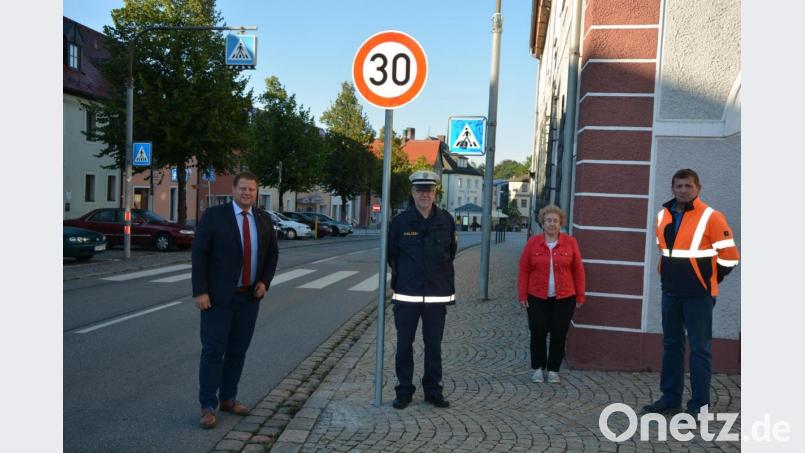 Bürgermeister Stefan Grillmeier, Hauptkommissar Manfred Liebl, Sachbearbeiterin Evi Häckl und Bauhofleiter Wolfgang Stark (von links) wiesen am Donnerstagvormittag auf die nun gültige Höchstgeschwindigkeit von 30 km/h auf der ehemaligen innerörtlichen Staatsstraße hin. Bild: jr