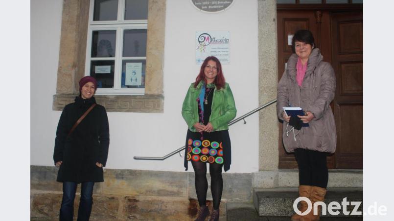 Diplom-Psychologin Evelyn Gäbler (rechts) wird die von ihr und Mittendrin-Leiterin Jessika Wöhrl-Neuber (Mitte) initiierte Gruppe für Menschen mit Depression leiten. Die Stadt Kemnath und Dritte Bürgermeisterin Katharina Hage unterstützen das neue Angebot im Familienzentrum. Bild: luk
