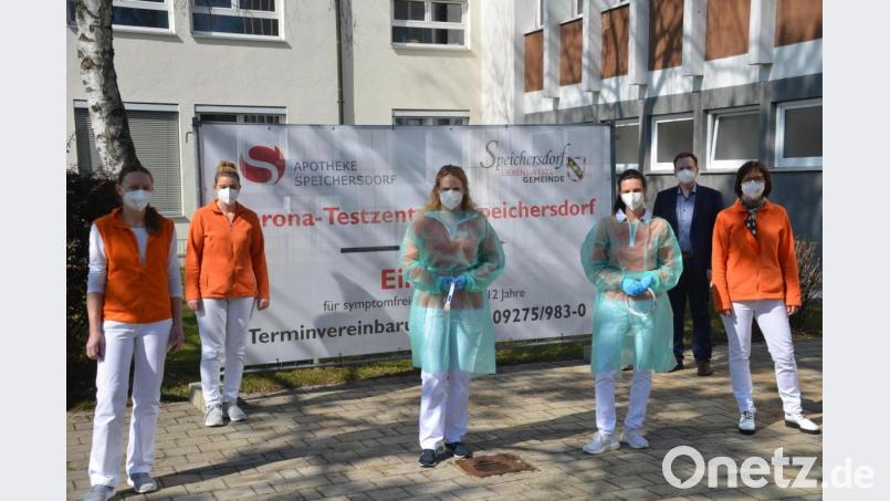 Bei Apothekerin Konstanze Greim (Dritte von rechts) und ihrem Team können sich die Bürger nun kostenlos testen lassen. Bürgermeister Christian Porsch (Zweiter von rechts) dankte ihnen bei der Eröffnung des Testzentrums in der Festhalle für ihre Arbeit. Bild: ak