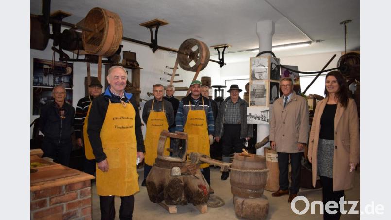 Die Handwerkerscheune des Arbeitskreis historisches Handwerk im Oberpfalzverein Tirschenreuth ist nun offiziell ein externes Schaudepot des Museumsquartiers. Darüber freuen sich AK-Vorsitzender Herbert Konrad (vorne links), MQ-Leiterin Stefanie Süß und Bürgermeister Franz Stahl (von rechts). Bild: szl