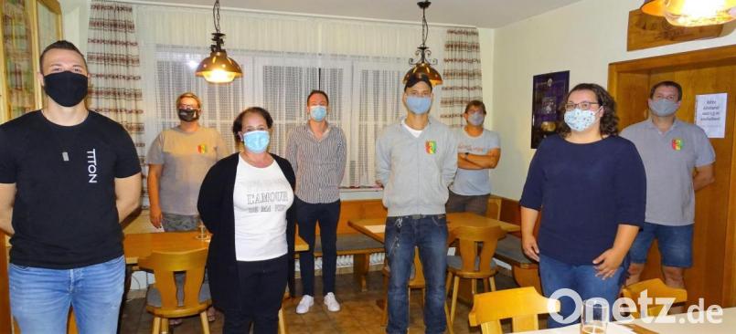 v.l. Florian Hofmann, Alexandra Reger, Michaela Ernstberger, Klaus Wegmann, und v.r. Rainer Lukas, Nathalie Pinzer, Christian Lukas und Alexander Wegmann. Bild: hl