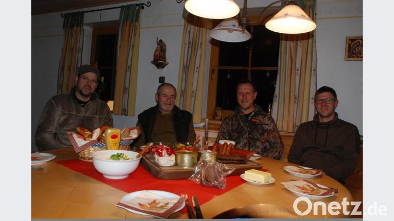 Jäger aus der Nachbarschaft vor ihren Wurstwaren aus Wildfleisch: Rainer Bayer (Revier Guttenberg), Bruno Ponnath (Revier Kastl 1), Herbert Tretter und Holger Lottes (beide Revier Atzmannsberg-Köglitz). Das Foto entstand vor den Corona-Beschränkungen Archivbild: cvl
