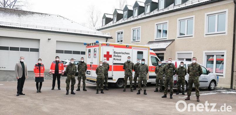 Landrat Roland Grillmeier, Dr. Susanne Brückner und BRK-Kreisgeschäftsführer Holger Schedl (von links) begrüßten die Soldatinnen und Soldaten der Bundeswehr. Bild: Stefan Malzer/Landkreis Tirschenreuth/exb