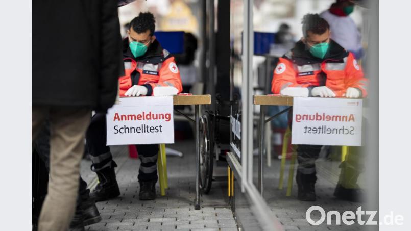Modell Tübingen als Vorbild: Schlangestehen für einen Schnelltest in der Tübinger Innenstadt. Mit dem Modellprojekt «Öffnen mit Sicherheit» will die Intiatorin, die Tübinger Notärztin Federle, den Menschen während der Pandemie mehr Möglichkeiten eröffnen. Bild: Tom Weller/dpa