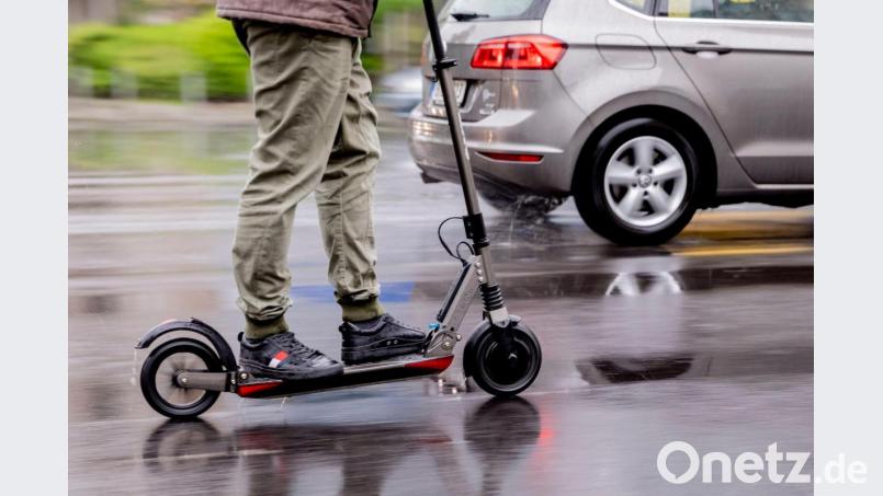Ein Mann fährt mit einem E-Scooter auf der Straße. Bild: Christoph Soeder/dpa