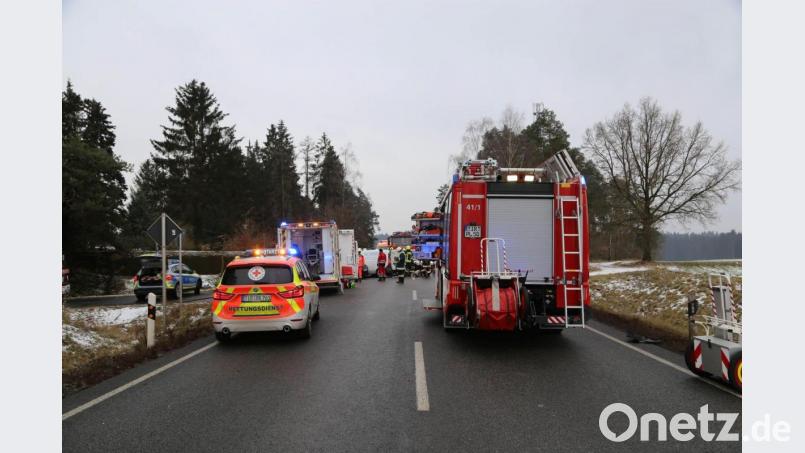 Viele Einsatzkräfte eilten zum Unfallort. Die beiden Fahrer mussten aus ihren Fahrzeugen befreit werden. Bild: Roland Wellenhoefer