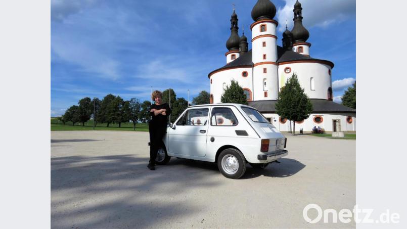 Geschafft! Susanne Neumann ist mit ihrem auf Vordermann gebrachten Fiat 126 bereits mehrmals ausgefahren und hat dabei auch den Kapplberg bewältigt. Das Auto hatte ihr Opa Max Sommer im Jahr 1973 neu gekauft. Bild: ubb
