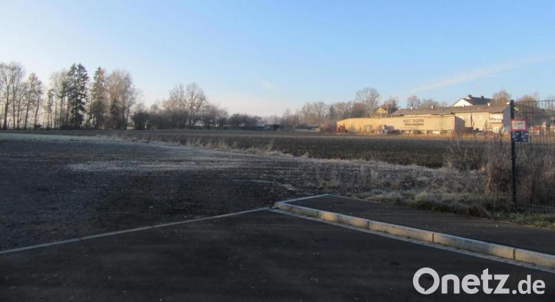 In der Verlängerung der Straße "Zur ehemaligen Porzellanfabrik" soll das Gewerbegebiet zwischen der Mitterteicher Straße und der früheren Bahnlinie erweitert werden. Der Stadtrat stellte am Montag die Weichen für die Aufstellung des Bebauungsplanes. Bild: kgg