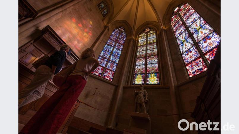 Mitte September wurden wurden die drei von dem Künstler Gerhard Richter gestalteten Chorfenster der Abteikirche Tholey erstmals der Öffentlichkeit präsentiert. Das mundgeblasene Glas wurde in traditioneller handwerklicher Fertigung in der Glashütte Lamberts in Waldsassen hergestellt. Bild: Oliver Dietze/dpa