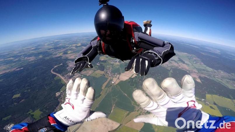 Daniel Reinls Leidenschaft ist das Fallschirmspringen. Es ist ein Hobby, das nicht unbedingt alltäglich ist. Bild: Martin Cabal/Skydive Team Oberpfalz