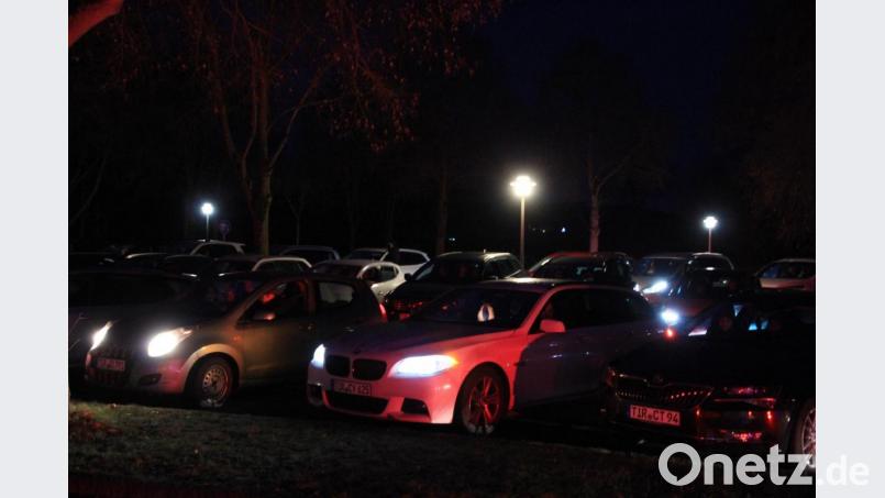 Sechzig bis siebzig Autos waren zum Großparkplatz gekommen, um bei diesem eindrucksvollen Erlebnis dabei zu sein. Bild: kro