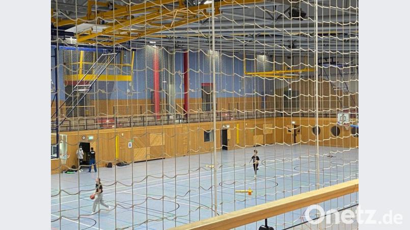 Zwei junge Damen beim abendlichen Training in der Trimax-Halle. Tatsächlich gehören sie dem Basketball-Kader an und dürfen das von daher. Bild: ass