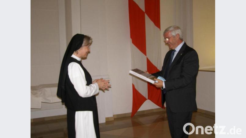 Eines der ersten Exemplare des neuen Buches über das Wirken der Zisterzienserinnen in Waldsassen in den vergangenen 25 Jahren überreichte Äbtissin Laetita Fech an Herausgeber Dr. Peter Pfister. Bild: pz