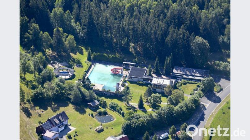 Auch wenn heuer coronabedingt kein Badebetrieb im Freibad Altglashütte stattfinden konnte, hatte der Förderverein dennoch viel Arbeit mit der Pflege des Geländes. Bild: mür
