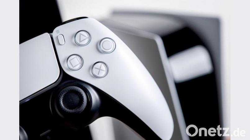 Heiß begehrte Rarität: die Playstation 5 mit dem neuen Dualsense-Controller. Bild: Zacharie Scheurer/dpa