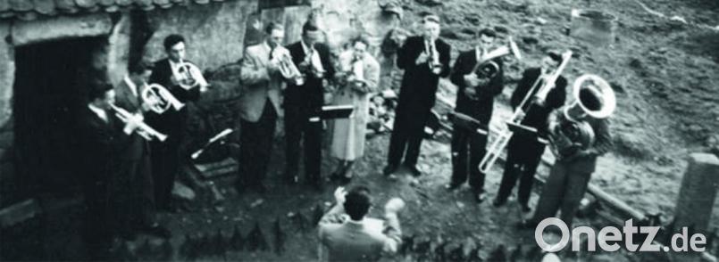Der Posaunenchor bei einem Standerl in Thann Anfang der 1950er Jahre. Mit auf dem Bild Pfarrer Walter Krauß (Vierter von rechts). Repro: njn