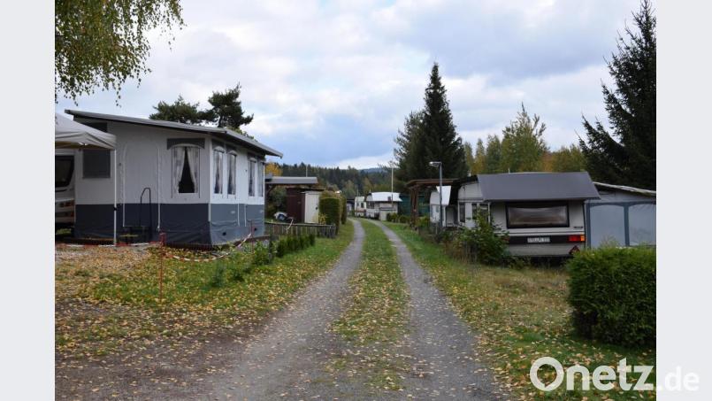 In einem halben Jahr soll die Wohnwagensiedlung der Dauercamper am Campingplatz in Plößberg aufgelöst sein. Der Zeitraum bis 31. März 2021 ist den Stellplatzmietern zu kurz, besonders im Hinblick auf die Wintermonate. Bild: szl