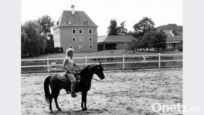 Abseits der Bühne und der Glamour-Welt galt Peter Hofmann als ganz normaler Typ, der Pferde wahnsinnig liebte und viel Zeit auf der Koppel bei Schloss Schönreuth verbrachte. Mit den Pferdestärken seiner Harley war er auch immer wieder im Kemnather Land unterwegs. Bild: Fritz Hofmann/exb