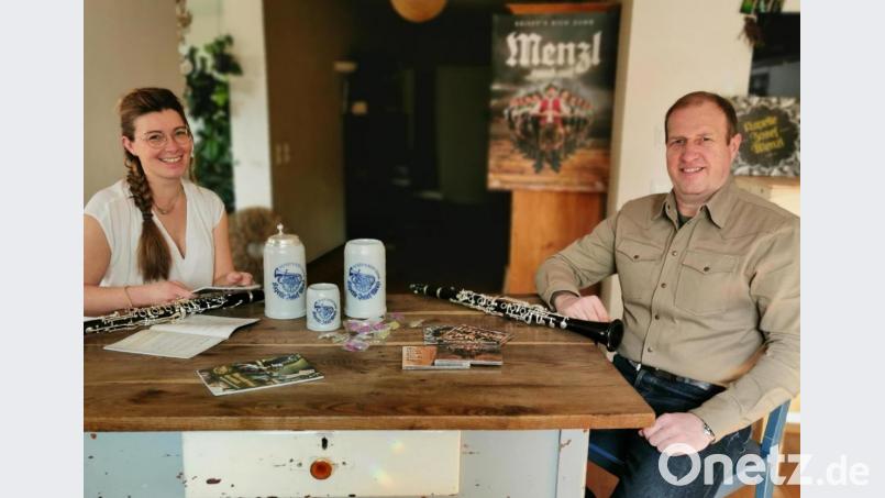 Livemusik ist derzeit verboten. Martina Schön freut sich deshalb, dass Kapellmeister Josef Menzl eine neue Lieferung mit CDs und Steinkrügen vorbeigebracht hat. Obwohl der Auftritt bei den „Gonfeiaschta Kirwaleid“ abgesagt werden musste, ist die Blaskapelle Josef Menzl in der Gemeinde Teunz sehr angesagt. Bild: Portner
