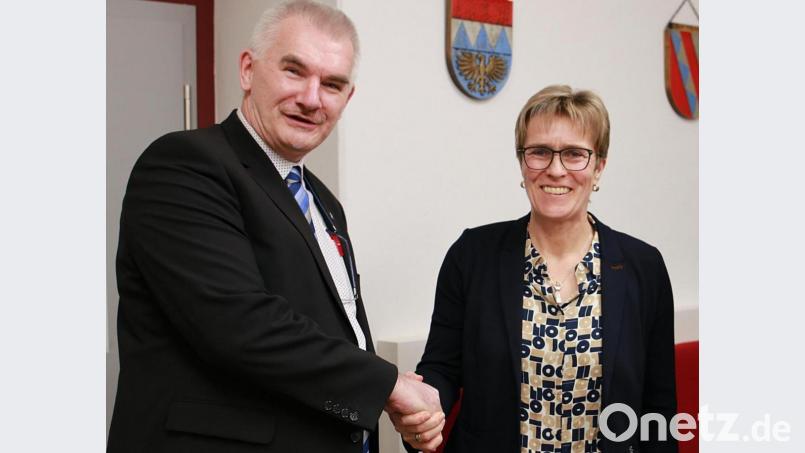 Da passte noch alles: Uli Roth gratulierte Marion Höcht im März zu ihrem Wahlsieg bei den Kommunalwahlen. Archivbild: nza