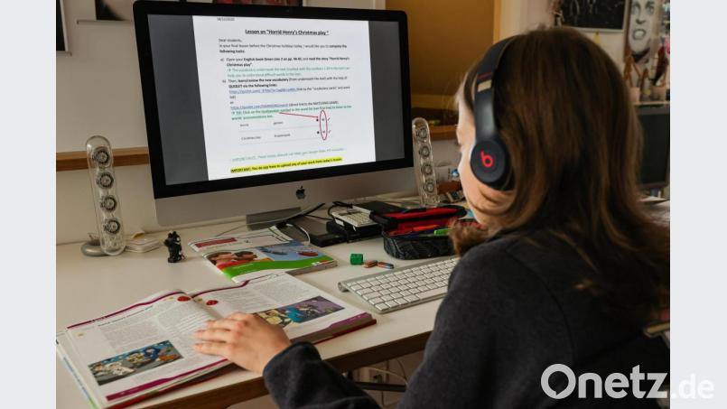 Der zwölfjährige Julius löst am Computer in seinem Zuhause Schulaufgaben, die ihm seine Lehrer über den Schulserver bereit stellen. Doch nicht jeder Schüler hat den gleichen Zugang zur notwendigen Technik für das Home-Schooling. Symbolbild: Ulrich Perrey/dpa