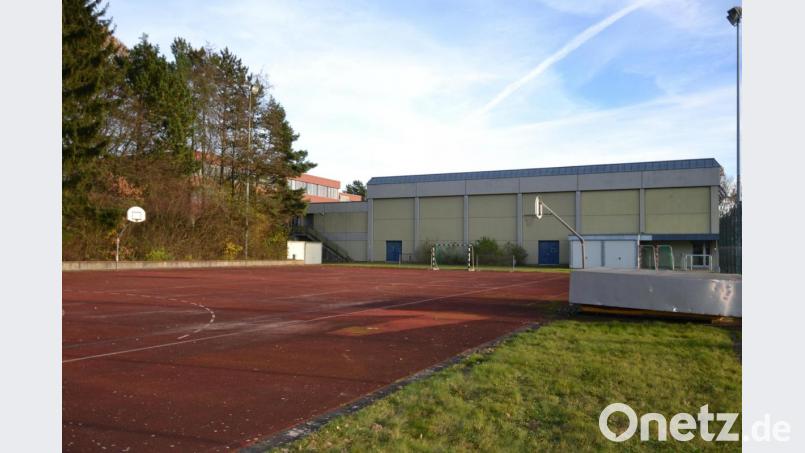 Direkt neben der alten Dreifachhalle am Gymnasium ist der Neubau auf dem ausrangierten Allwetterplatz (im Vordergrund) geplant. Nach der enormen Kostensteigerung soll nun noch einmal die Möglichkeit einer Sanierung bedacht werden. Bild: as