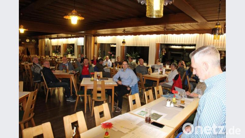 Die Jahreshauptversammlung des Förderkreises Skilanglaufzentrum Silberhütte im Gasthaus Blei in Altglashütte war gut besucht. Die Teilnehmer konnten die Hygiene- und Abstandsregeln problemlos einhalten. Bild: kro