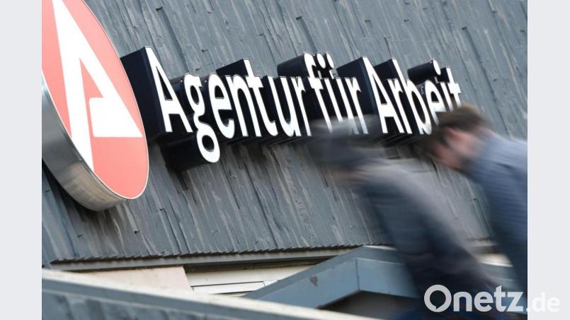 Trotz der Coronakrise sinkt die Arbeitslosenquote im Landkreis Tirschenreuth im September auf 3,2 Prozent. Symbolbild: Arne Dedert/dpa