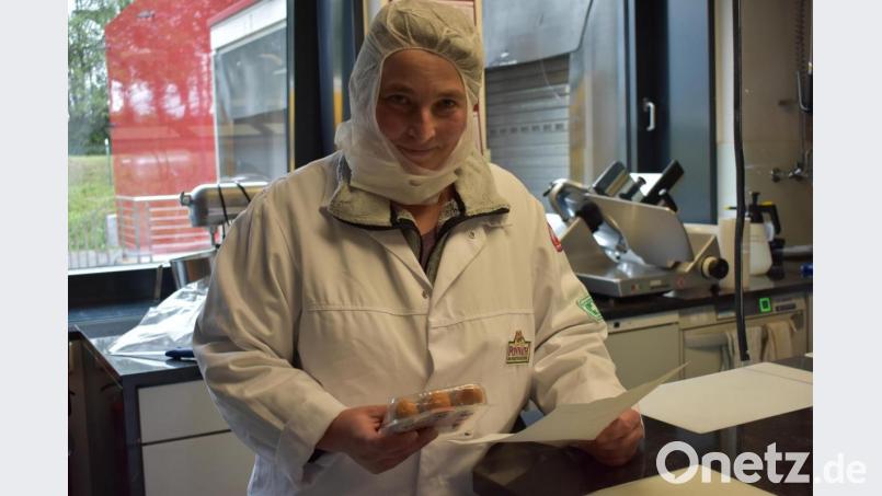 Susanne Schraml machte vor drei Jahren eine Ausbildung zur Fachkraft für Lebensmitteltechnik. Sie prüft auf dem Bild, ob Mindeshaltbarkeitsdatum und Chargennummer des Produkts mit dem Fertigungsauftrag des Kunden übereinstimmen. Bild: lue