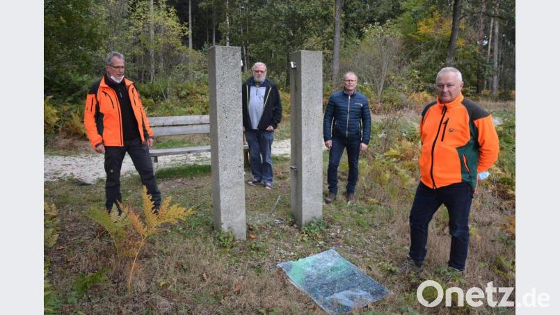 Lange Gesichter bei Revierleiter Rainer Möller, Pfarrseelsorger Pater Benedikt Leitmayr, Bürgermeister Max Bindl und Forstbetriebsleiter Norbert Zintl (von links), als sie an der Station 11 (Besinnungspunkt &quot;Spiegel&quot;) das ganze Ausmaß der Zerstörungswut sehen. Bild: jr