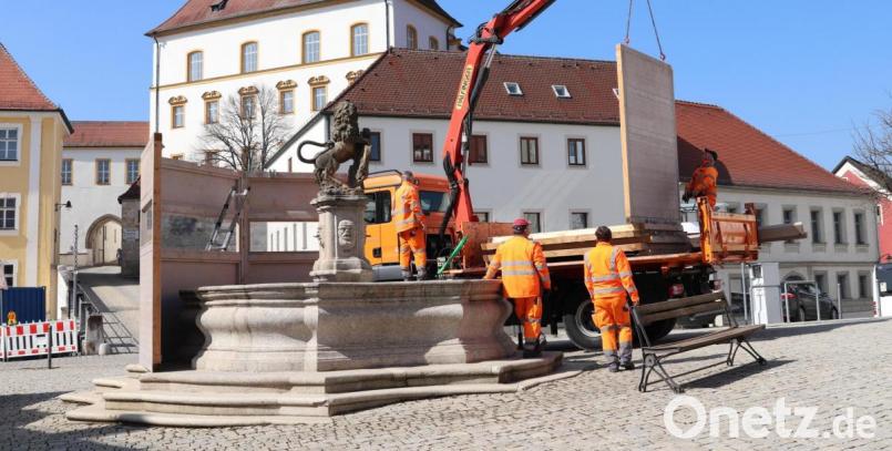 Das Schutzhäuschen am Löwenbrunnen wird abgebaut Bild: cog