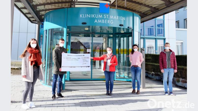 Die Initiatoren der Lauf-Challenge bei der Übergabe der Spende an das Kinderpalliativteam Ostbayern. Im Bild (von links) zwei der Initiatoren, Luisa Doleschal und Jonas Grundler, Lydia Moosburger und Christina Neiß vom Kinderpalliativteam sowie Dominik Weiß, ebenfalls Initiator. Bild: Klinikum/Borchers