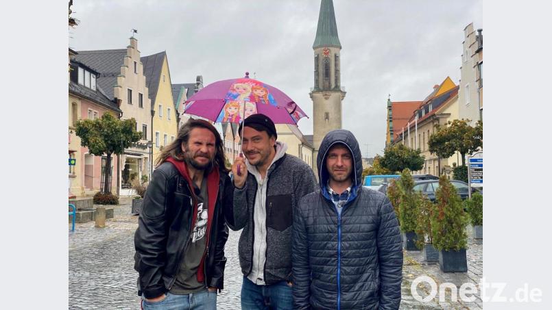 Die drei Woidboyz Uli, Basti und Andi (von links) sind auf dem Weg nach Kastl im Kreis Tirschenreuth. Dabei legen sie auch einen Zwischenstopp auf dem Kemnather Stadtplatz ein. Bild: Bayerischer Rundfunk/exb
