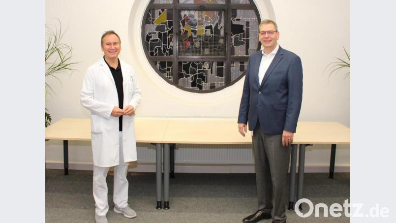 Dr. Thomas Neubauer-Gartzke (links) wird ab 1. Januar zusätzlich zu seiner Chefarzt-Tätigkeit am Klinikum Weiden auch Chefarzt der Klinik für Unfallchirurgie, Orthopädie, Handchirurgie und Sportmedizin am Krankenhaus Tirschenreuth. Vorstand Dr. Thomas Egginger sieht darin einen wichtigen Schritt für den gesamten Klinikverbund. Bild: Eva-Maria Rauch/Kliniken Nordoberpfalz AG/exb