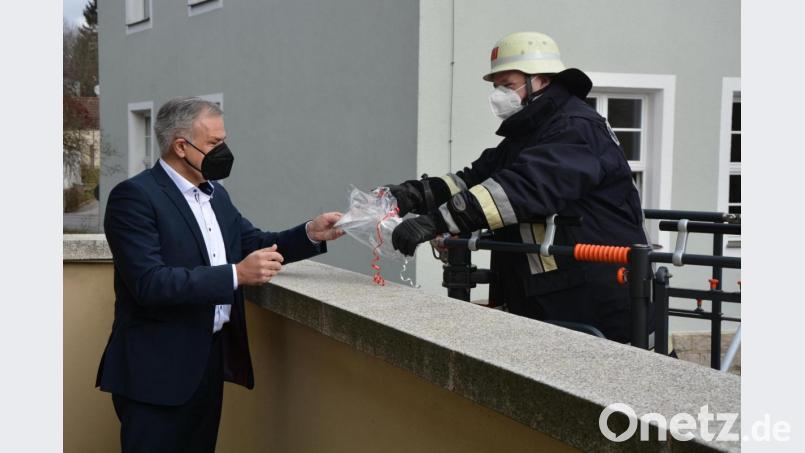 Für eine besondere Überraschung zum 50. Geburtstag von Landrat Roland Grillmeier (links) sorgte der Kreisfeuerwehrverband. Kreisbrandrat Andreas Wührl (Mitte) fuhr mit Hilfe der neuen Drehleiter der Feuerwehr Tirschenreuth hinauf zum Balkon des Landratsamtes und wünschte alles Gute. Bild: jr