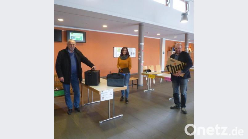 „Wir haben uns erheblich weiterentwickelt und wollen mit einem digitalen Klassenzimmer neue Wege gehen“ sagt Rektor Günther Paul, der mit Systembetreuerin Christina Paul und Bürgermeister Ludwig Biller (von rechts) die neue digitale Ausstattung präsentiert. Bild: bk