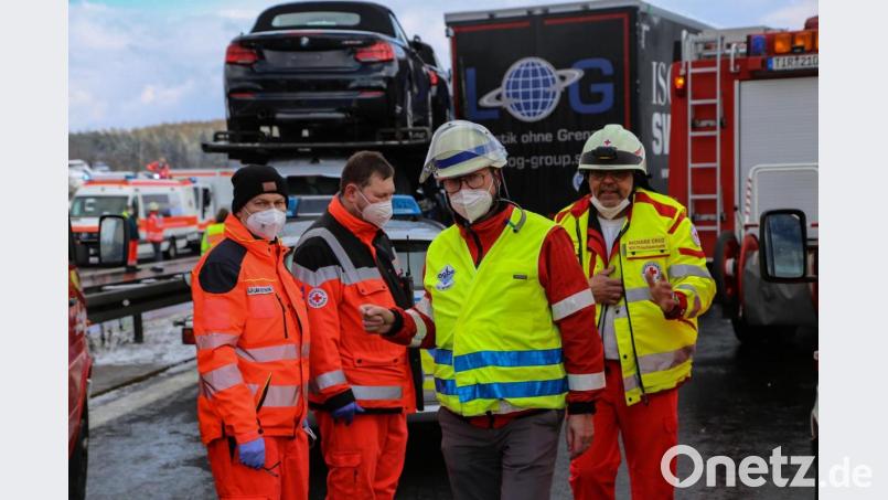 Im Einsatz sind unter anderem 22 Rettungswägen, zwei Rettungshubschrauber, sechs Notärzte, 23 Feuerwehreinsatzfahrzeuge. Bild: Roland Wellenhoefer