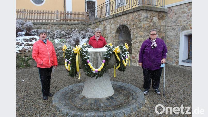 Unter Einhaltung der Abstandsregeln haben die Mitglieder des Frauenbunds dem Brunnen ein österliches Gewand verliehen. Bild: mnt
