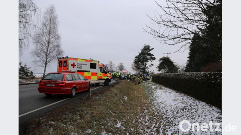 Viele Einsatzkräfte eilten zum Unfallort. Die beiden Fahrer mussten aus ihren Fahrzeugen befreit werden. Bild: Roland Wellenhoefer