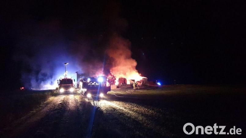 Etwa 70 Feuerwehrleute waren beim Brand in der Nähe von Gumpen im Einsatz. Bild: Thorsten Meiler/exb
