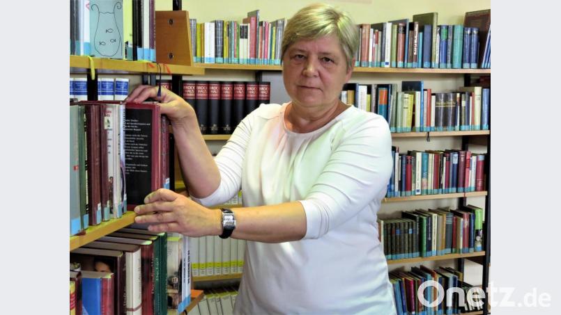 Cornelia Kolzenburg, Leiterin der Stadtbücherei Tirschenreuth, findet es schade, dass es während der Corona-Pandemie wenig gesellig in der Bücherei zugeht. Mit den aktuell steigenden Infektionszahlen werden auch die Besucher wieder weniger, beobachtet sie. Dafür werde die Online-Ausleihe stärker genutzt. Bild: ubb