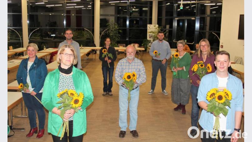Monika Schneider und Fabian Neuser (vorne von links) führen künftig den Grünen-Kreisverband. In der Jahreshauptversammlung in Kemnath wurde der Vorstand komplett neu gewählt. Bild: stg