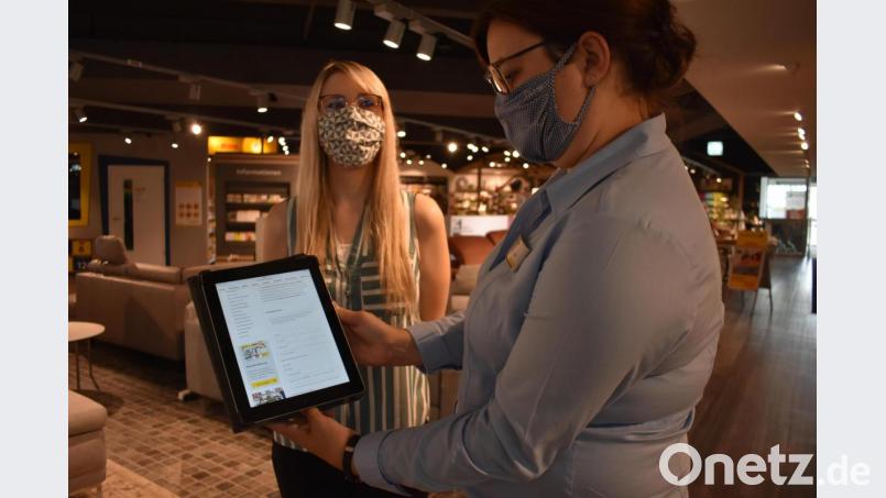 Stephanie Vetter (rechts) und ihre Kollegin Jessica Lutterbach zeigen wie einfach es ist, über das Tablet, das Smartphone oder den Computer einen Beratungstermin bei Interliving Gleißner zu vereinbaren. Bild: lue