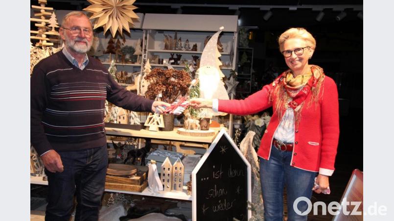 Mit einem Geschenk bedankte sich &quot;MUT&quot;-Vorsitzende Theodora Kupke bei Dr. Xaver Strasser, der 15 Jahre lang stellvertretender Vorsitzender des Fördervereins war. Bild: kro
