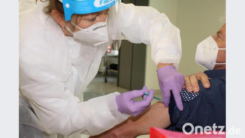 Impfzentrum-Mitarbeiterin und Krankenschwester Silvia Schnell setzt die Spritze zur Corona-Impfung. Bild: Sven Lehner/exb