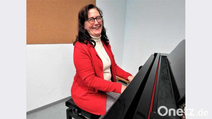 Mit einem herzlichen Lachen erzählt Carol Bischoff aus ihrem Leben als Gesangslehrerin. Damit ist es bald vorbei: In wenigen Wochen wird sie nur noch draußen bei der Gartenarbeit singen. Bild: ubb