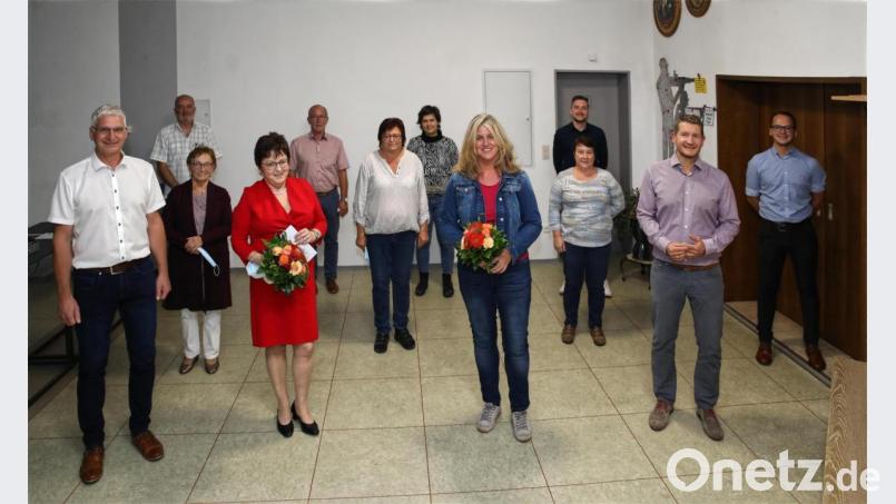 Der neu gewählte Vorstand des SPD-Ortsvereins mit (erste Reihe, von links) stellvertretendem Vorsitzenden Reinhold Kastner, bisheriger Ortsvorsitzender Brigitte Scharf mit ihrer Nachfolgerin Petra Thomas sowie stellvertretendem Vorsitzenden Martin Gallersdörfer. Bild: njn