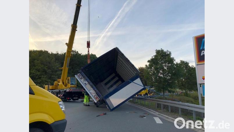 Mit einem Autokran richtete eine Spezialfirma den Anhänger wieder auf. Bild: exb